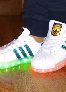 لوث دين بجانب  Világos talppal ellátott cipők: hogyan válasszuk ki, mit viseljünk, hogyan  töltsük fel a LED cipőt