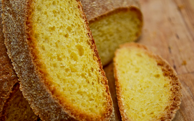 خبز الذرة - 6 وصفات في الفرن ، في آلة الخبز ، في طباخ بطيء