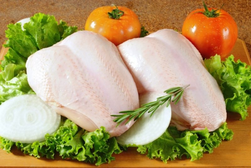 كم عدد السعرات الحرارية في صدر دجاج مطبوخ بطرق مختلفة