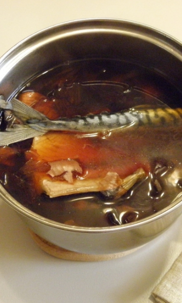 Ikan asin yang utuh dengan sekam bawang