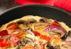 omelette aux champignons, tomates et fromage